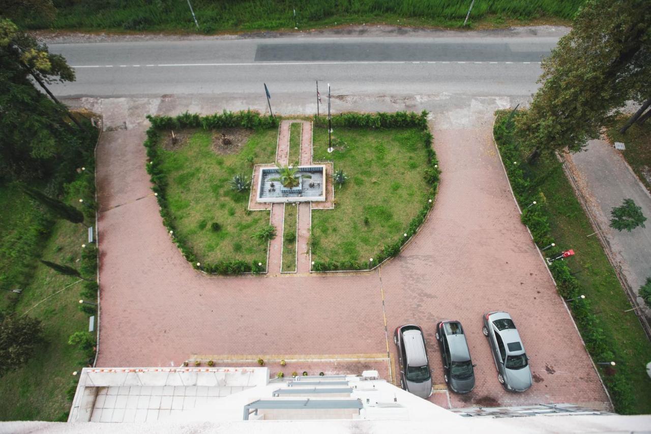 Hotel Park Green Pʼotʼi Bagian luar foto