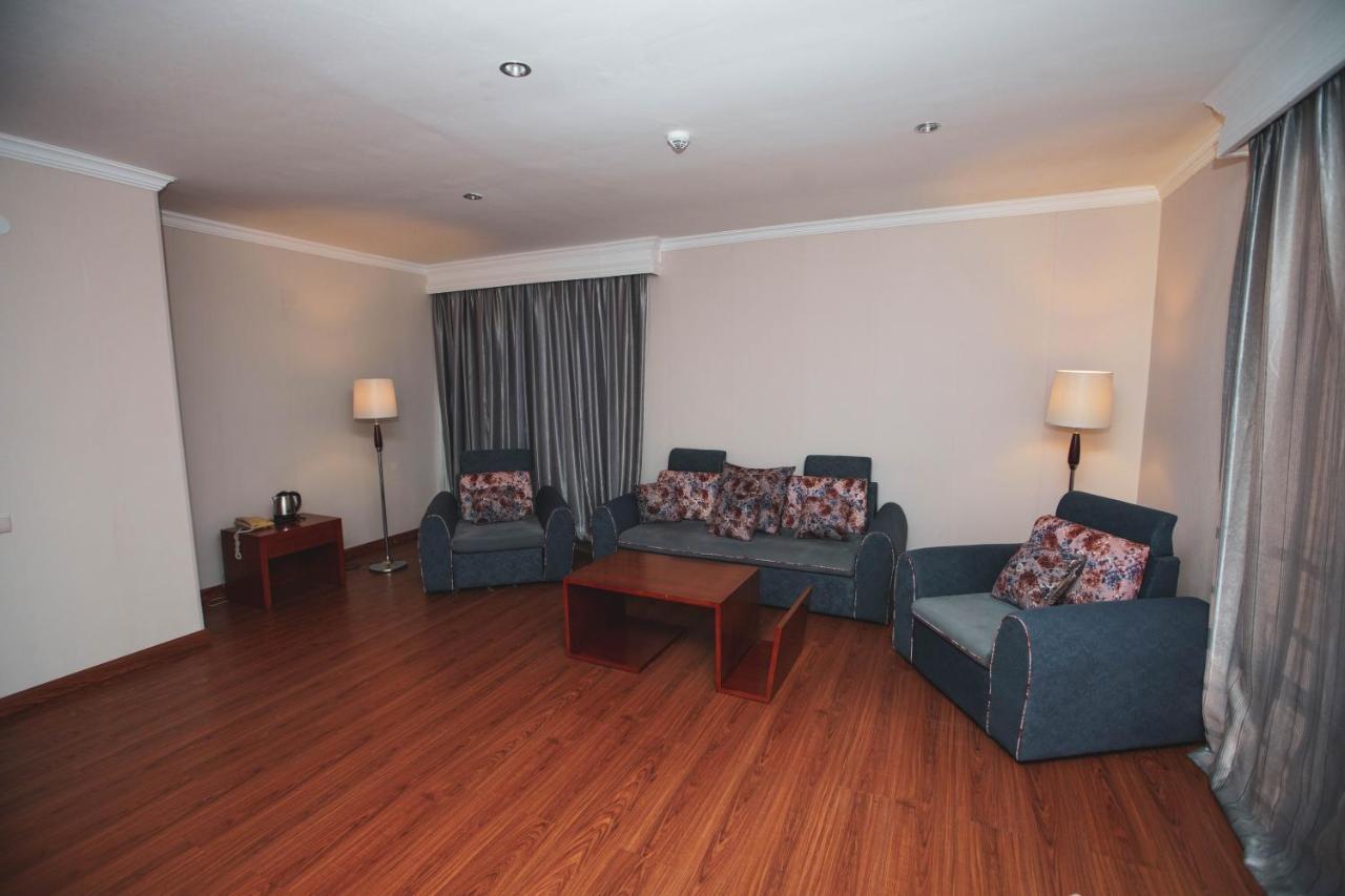 Hotel Park Green Pʼotʼi Bagian luar foto