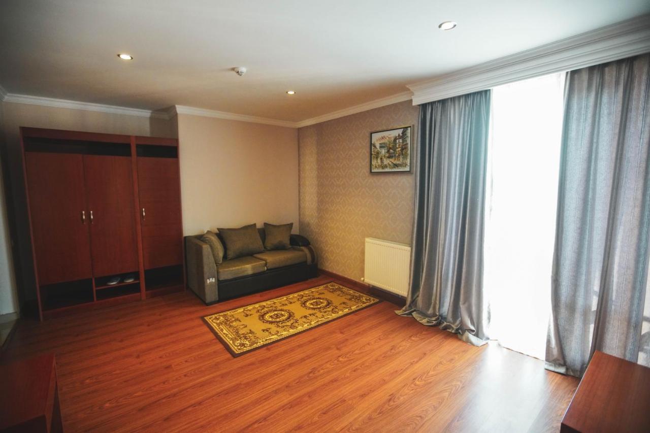 Hotel Park Green Pʼotʼi Bagian luar foto