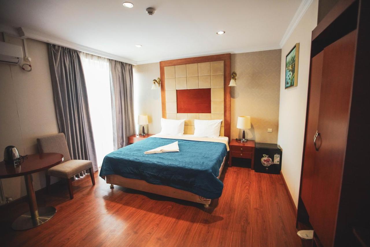 Hotel Park Green Pʼotʼi Bagian luar foto