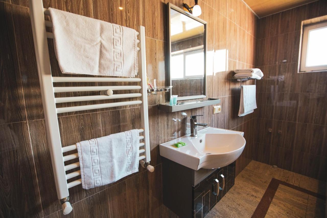 Hotel Park Green Pʼotʼi Bagian luar foto