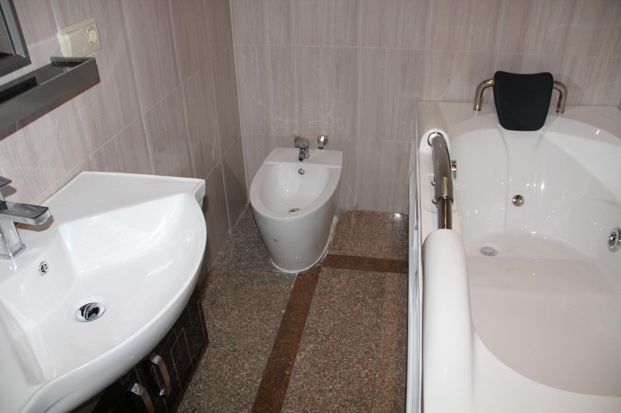 Hotel Park Green Pʼotʼi Bagian luar foto